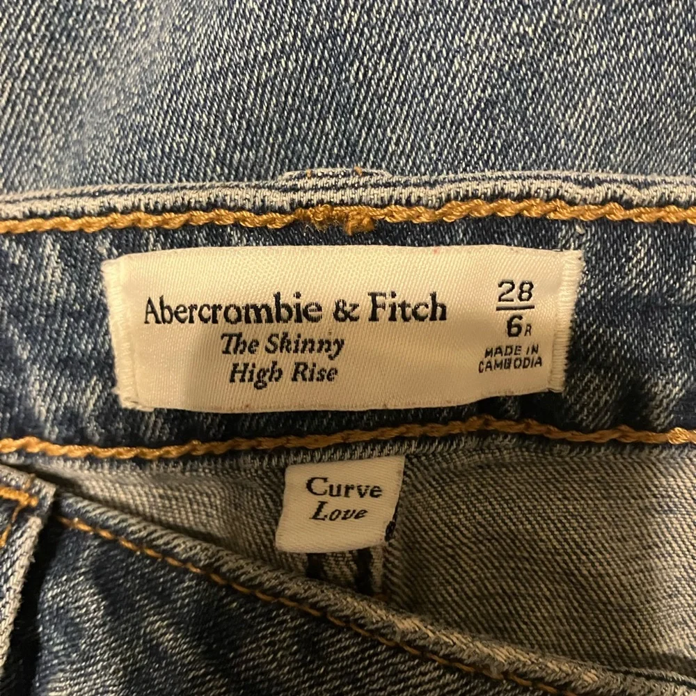 Abercrombie & Fitch Curve Love Skinny High Rise Distressed Straight Leg Jeans 28
